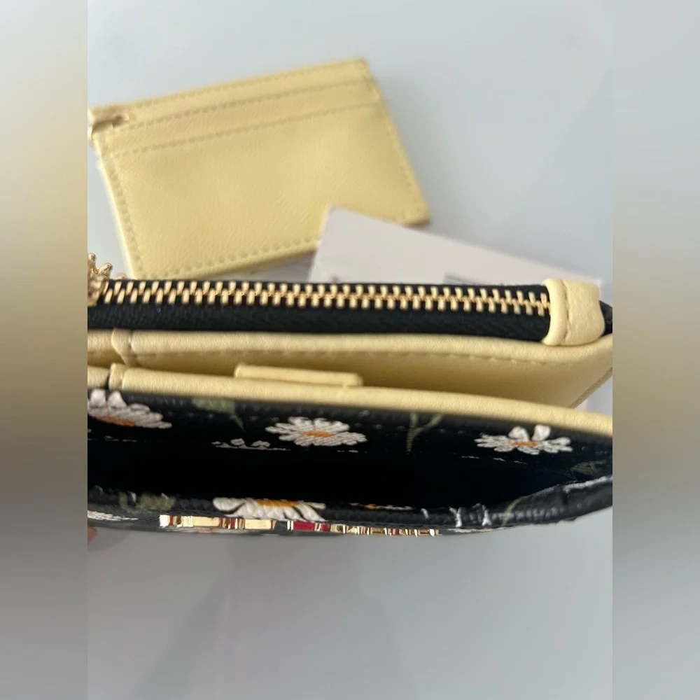Betsey Johnson Black daisy yellow pull out wallet - Picture 3 of 5